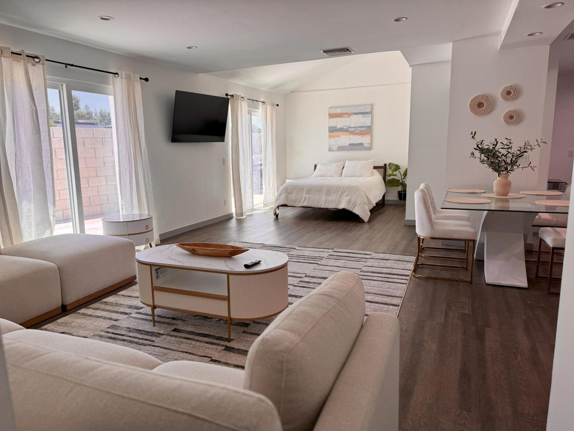 Fully Remodeled 1-bedroom House With Massive Yard * Los Ángeles